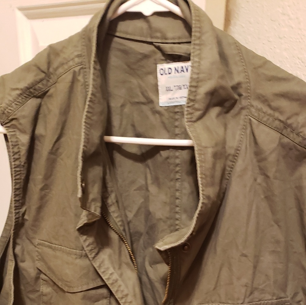 Sleeveless vest military style never worn